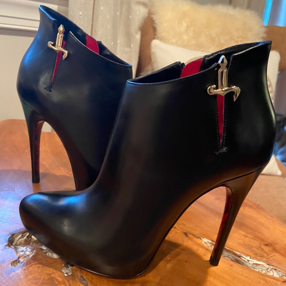 Cesare Paciotti booties! Size 36(6).